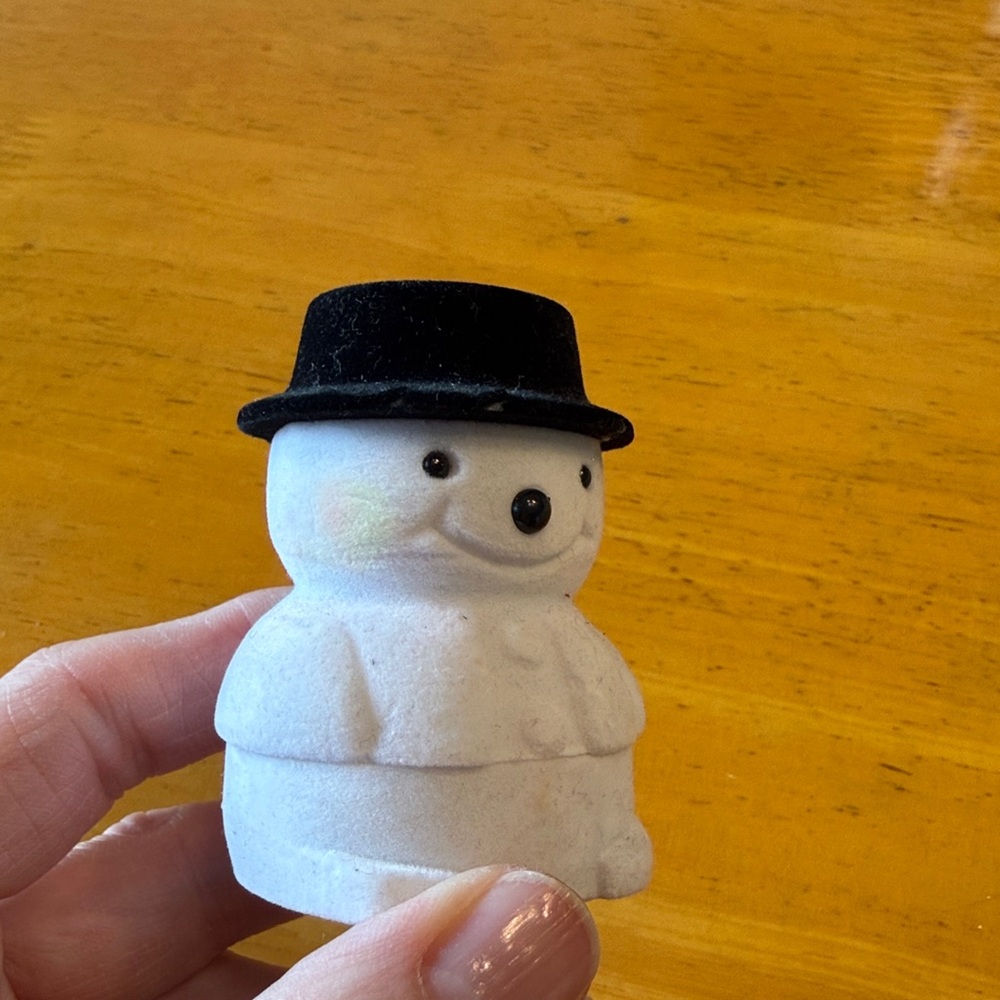 Snowman necklace. Comes in Snowman gift box. - Picture 4 of 8